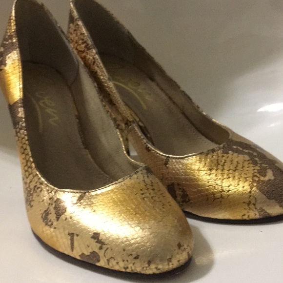 Snake design leather gold higher heeled shoes - Picture 7 of 8